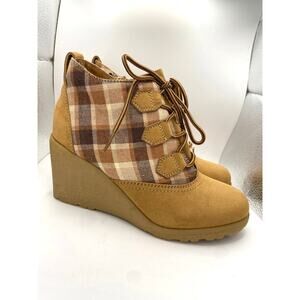 Jellypop Tan Plaid Lace up Wedge Ankle Boots Size 6.5